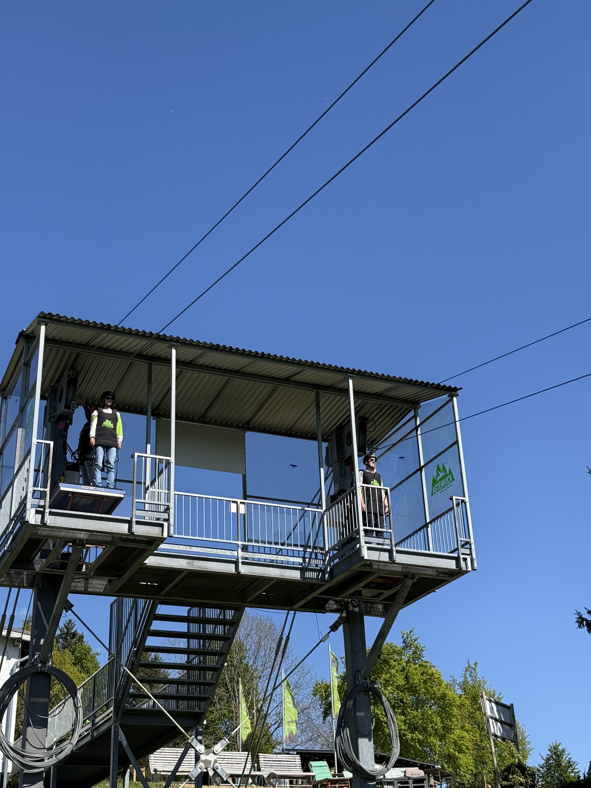 Zwei Mitarbeiter auf dem Turm einer Zipline beim Teamevent