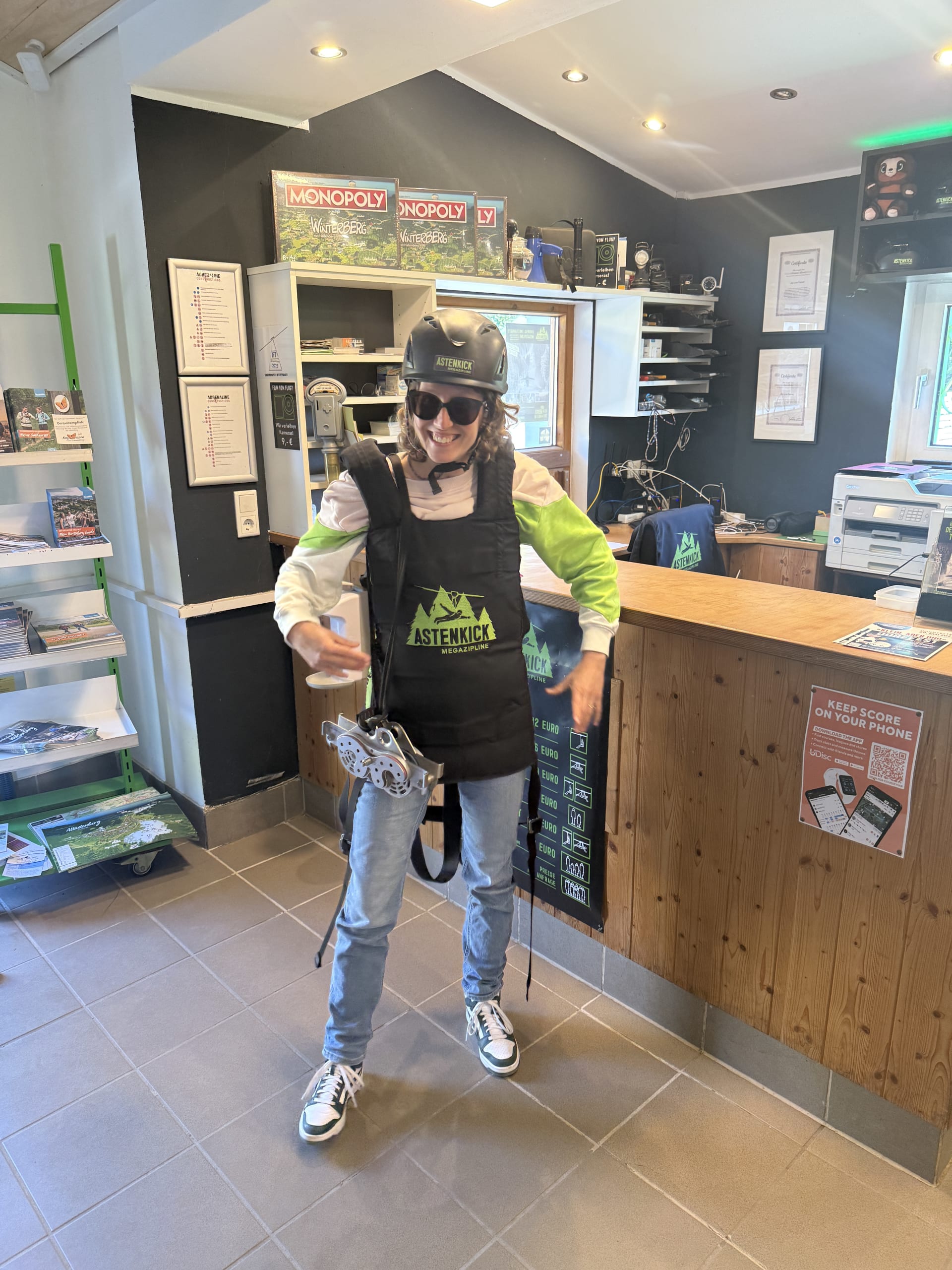 Romana beim Anprobieren der Ausrüstung für die Zipline beim Teamevent