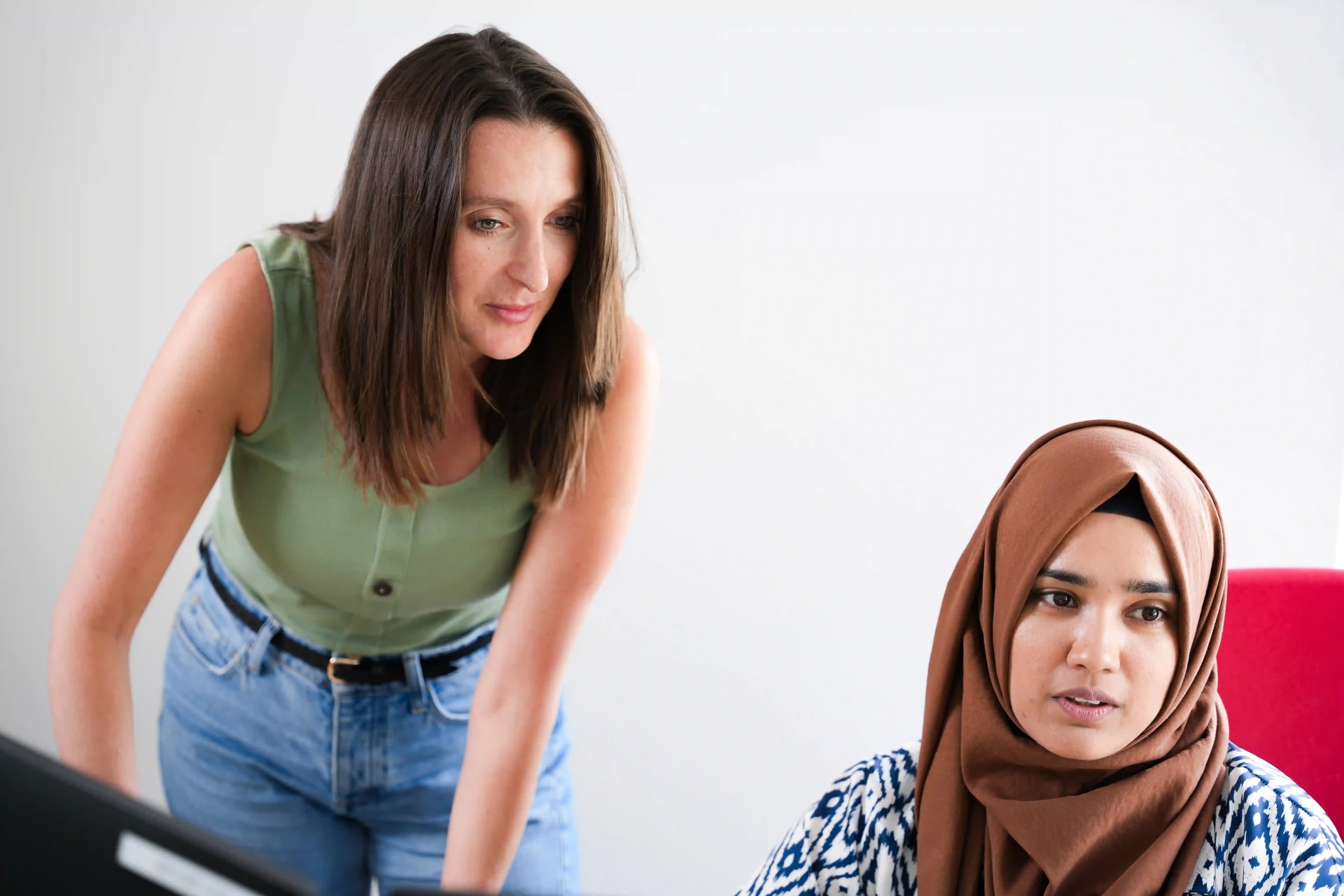 Twee medewerkers van Inside Team Coordination bekijken een taak.