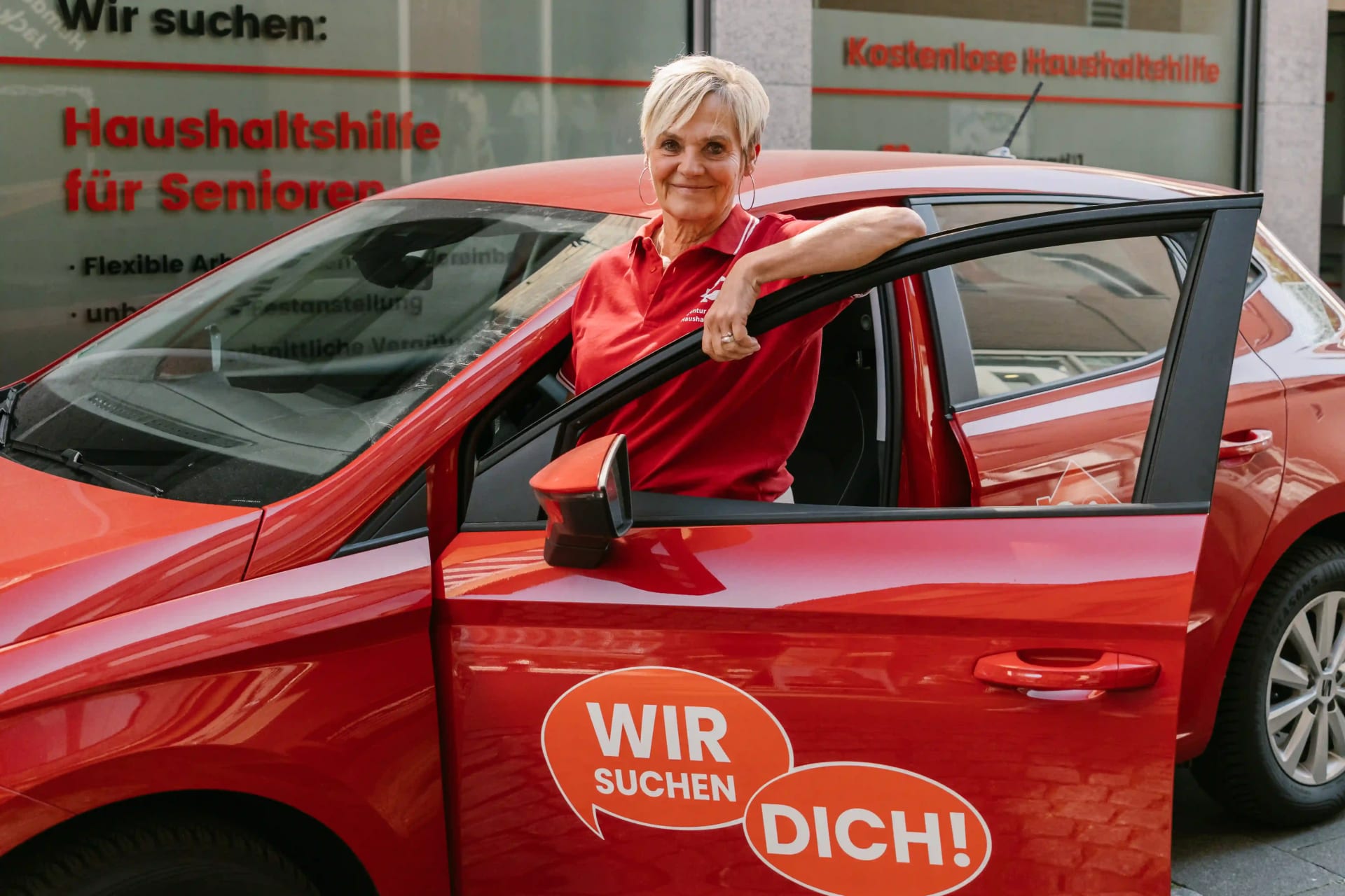 Teamleiterin für Haushaltshilfen mit ihrem TOP Dienstwagen der Agentur für Haushaltshilfe