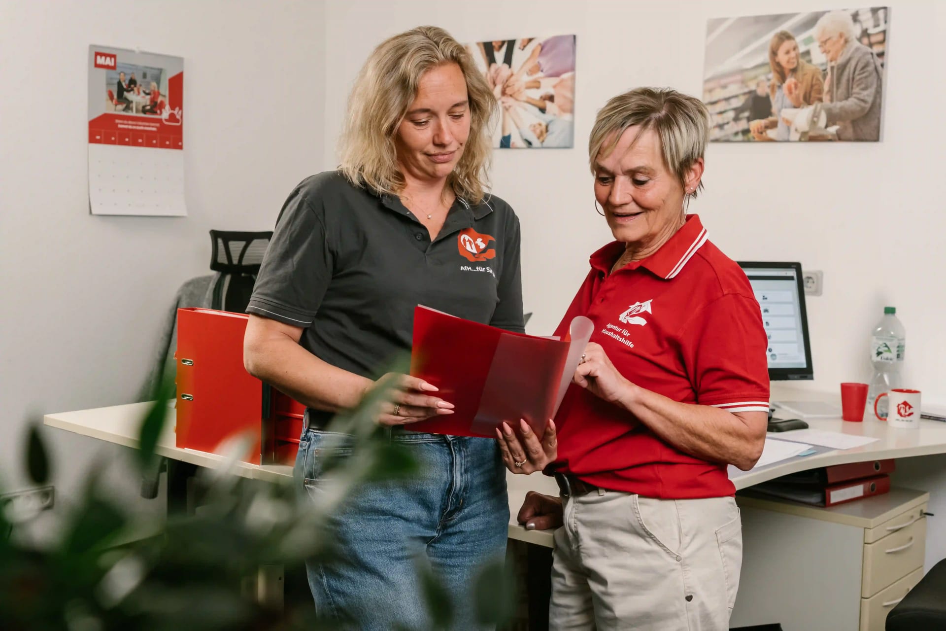 Twee District Managers bekijken een klantendossier