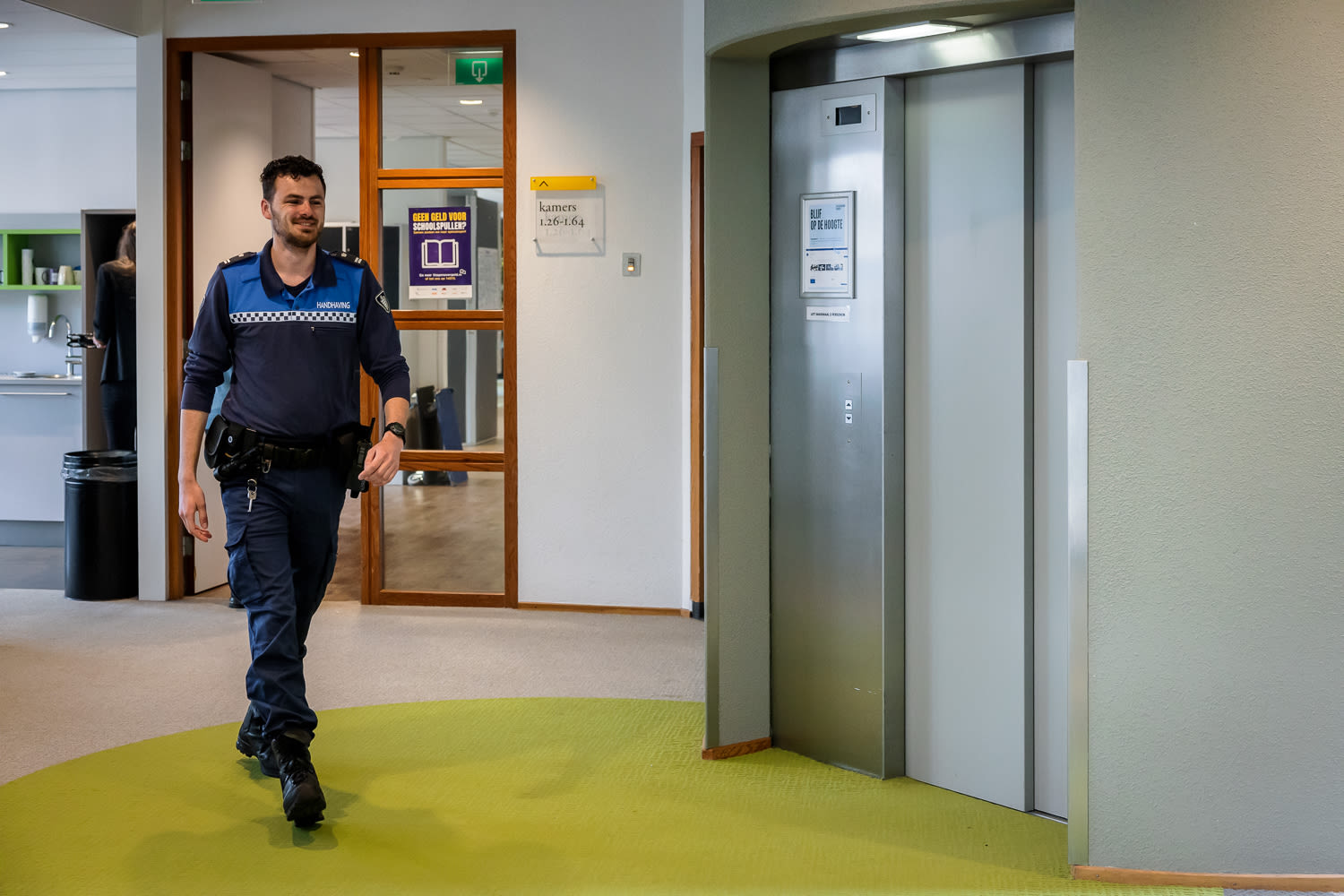 Collega van handhaving in de gang