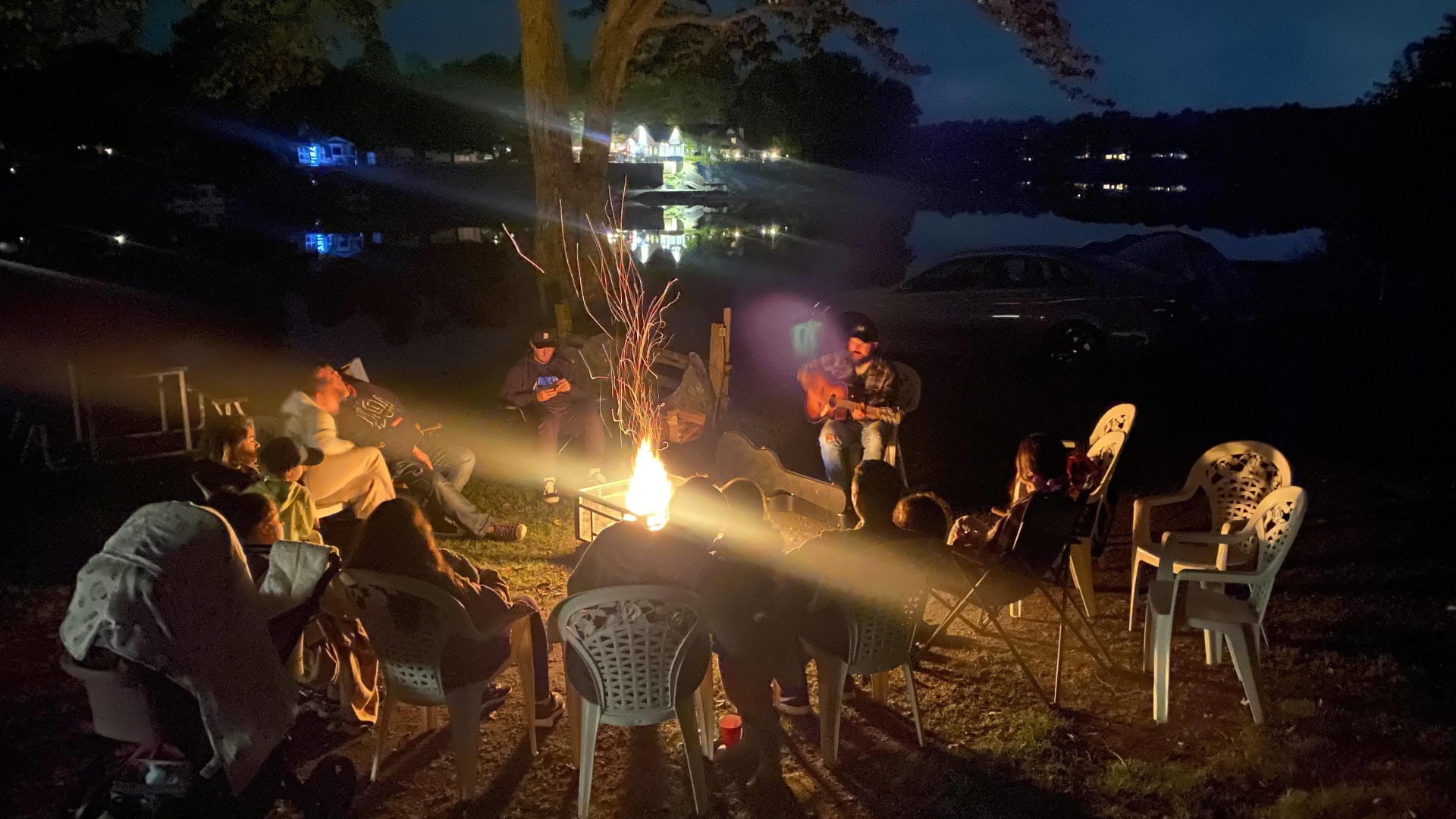 Activité d'équipe au camping, feu et chansonnier