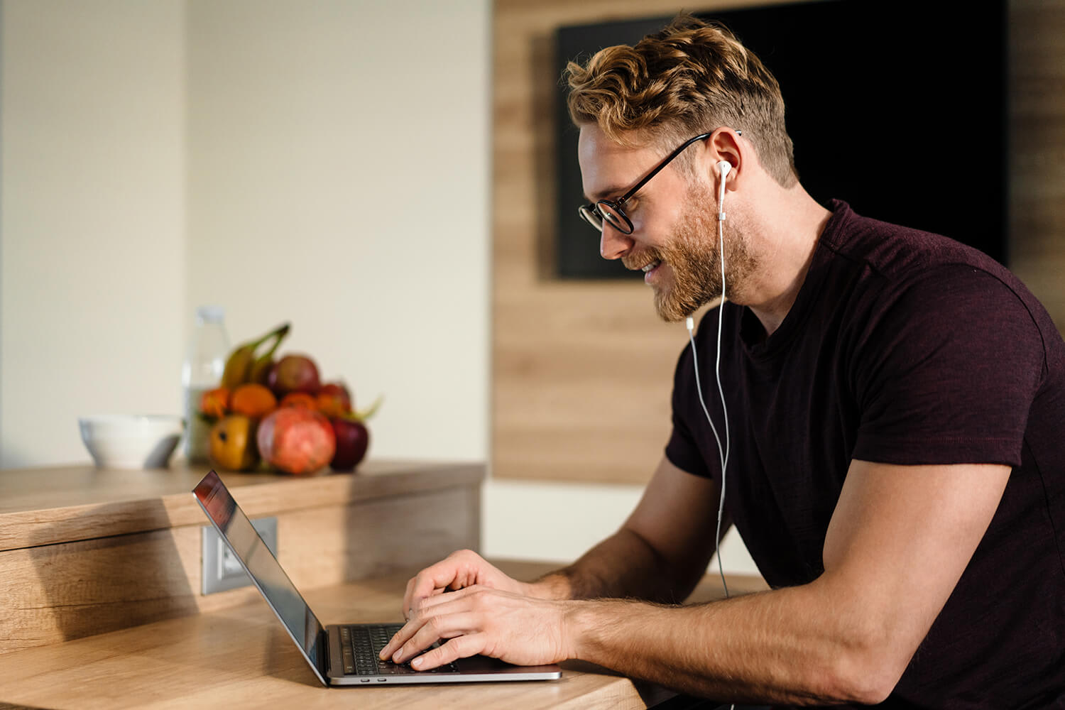 Ein Mann sitzt vor seinem Laptop und befindet sich dabei in einer Online-Besprechung. Das Bild visualisiert den Walraven-Benefit "Flexible Arbeitszeiten mitsamt Gleitzeitregelung und Homeoffice-Möglichkeiten".