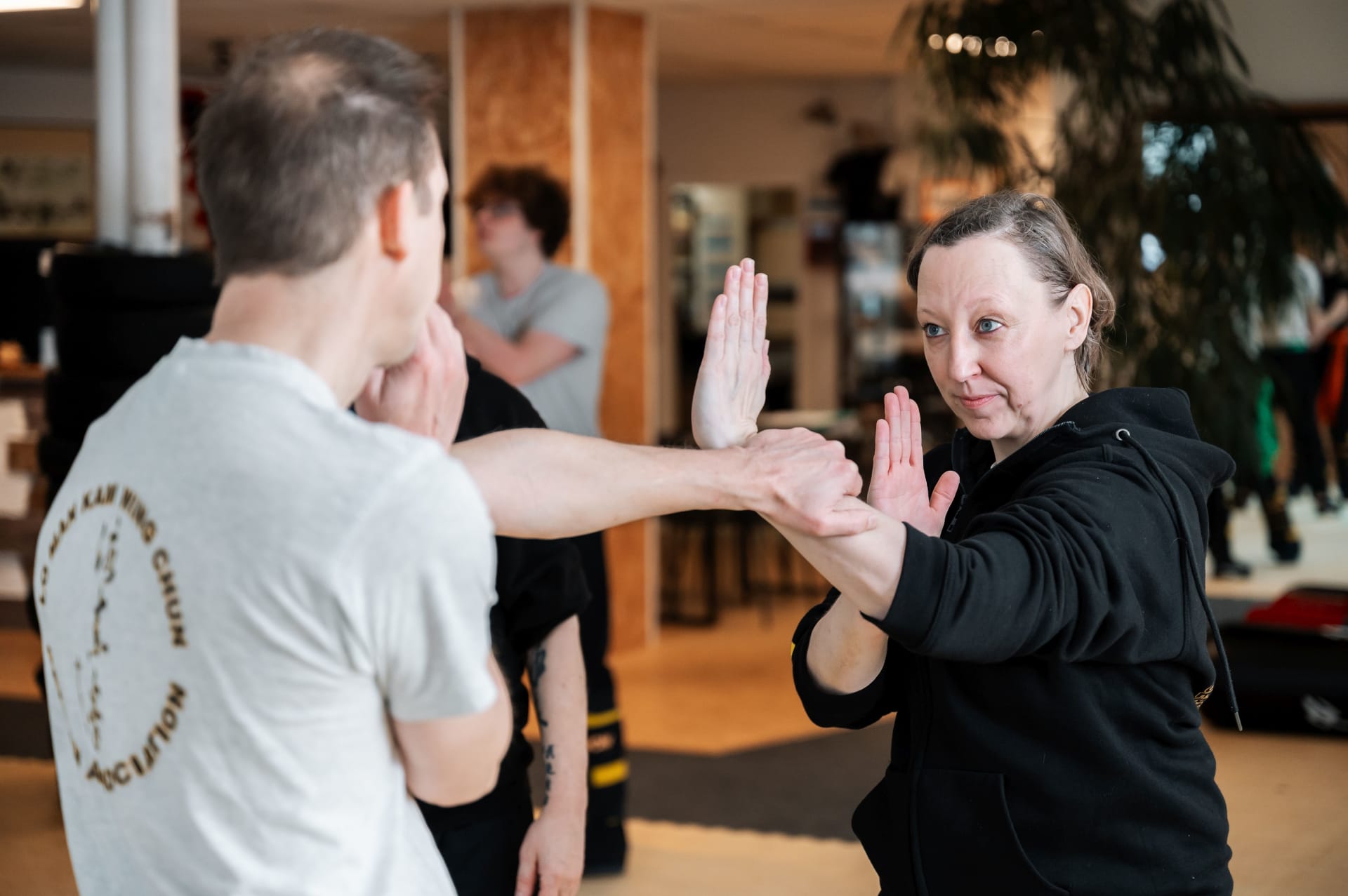 Wing Chun Kung Fu / Schülerin trainiert eine Handbefreiung