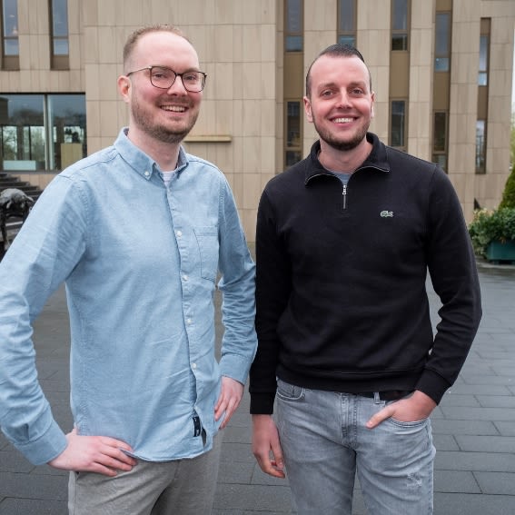 Afbeelding van collega's Patrick en Mike voor het raadhuis