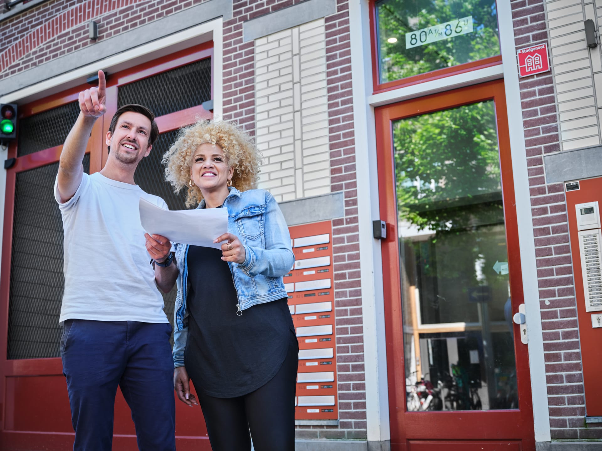 Projectontwikkelaar Rens laat collega Helen een project zien