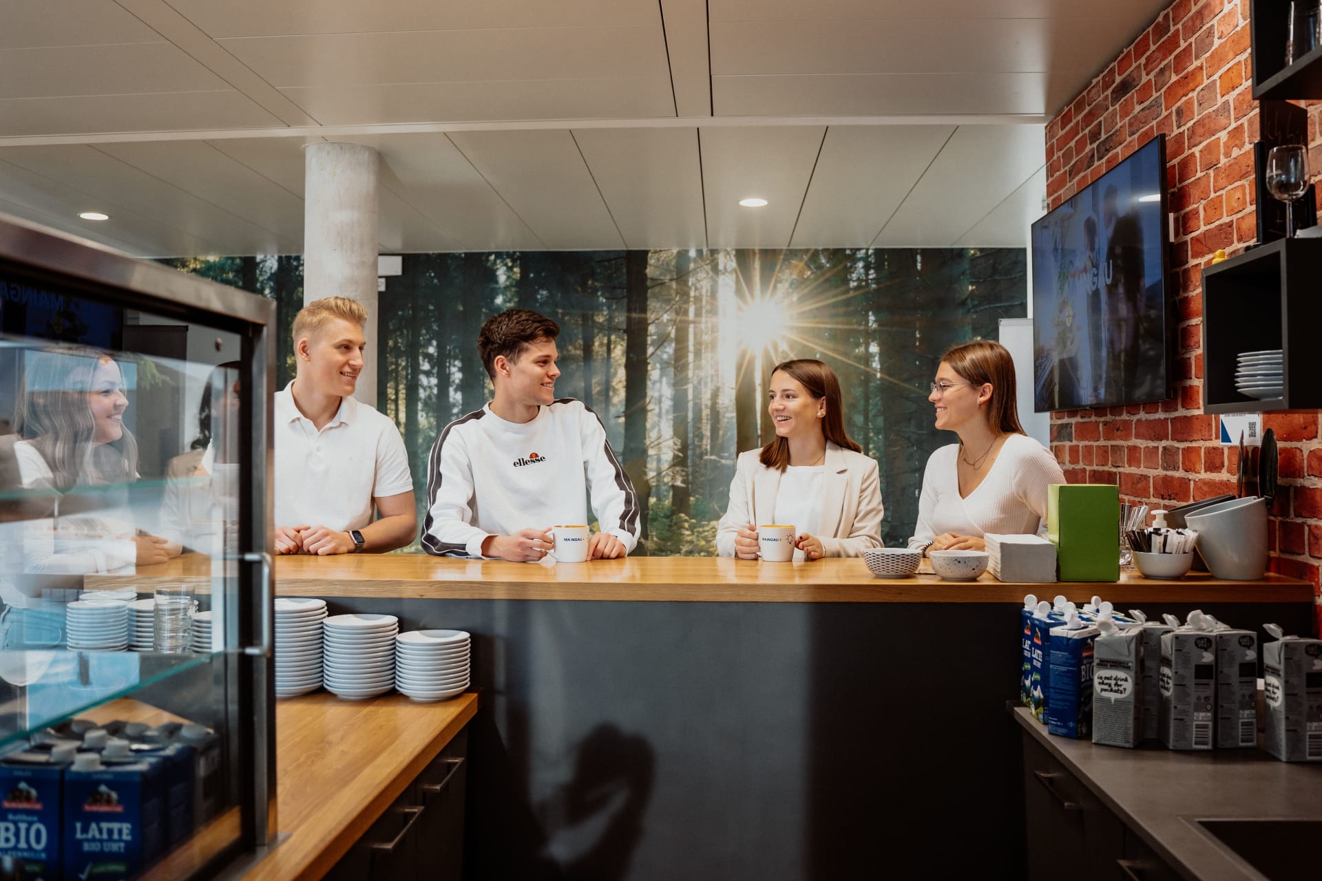 MAINGAU Teammitglieder bei einer Diskussion in einer Kaffeebar