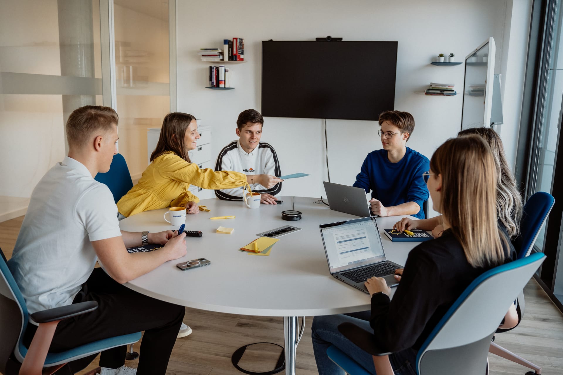 Teammitglieder, die an einem Projekt bei MAINGAU arbeiten