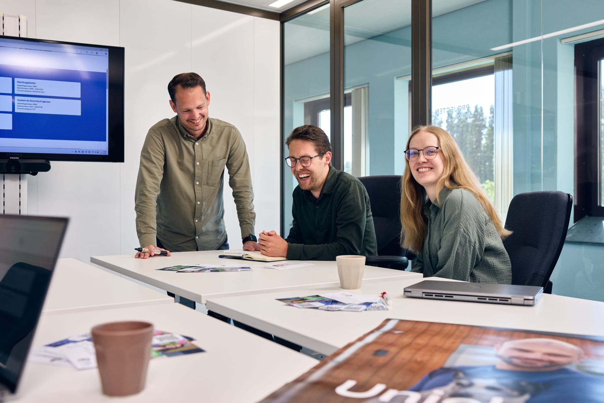 Medewerkers van Zorg en Zekerheid werken samen aan projecten en delen kennis binnen verschillende vakgebieden.