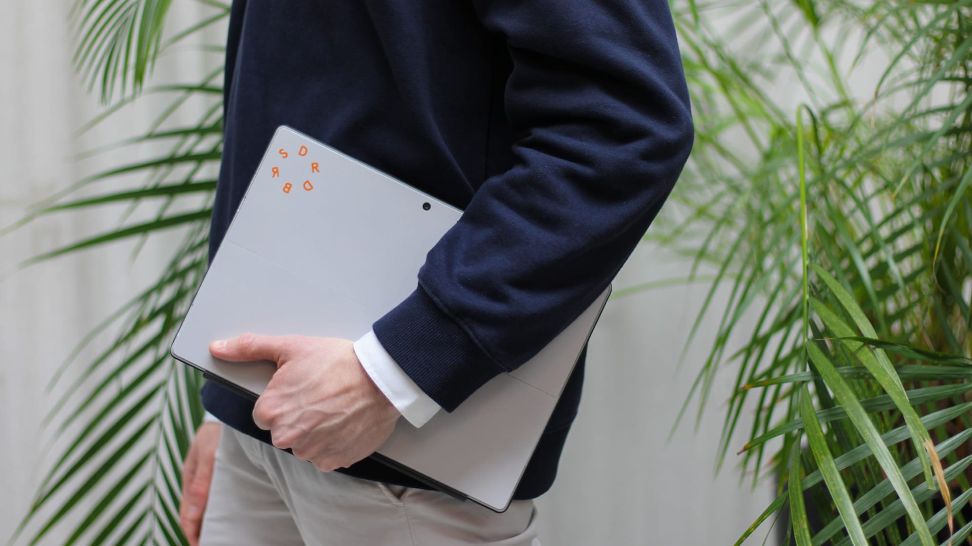 Laptop van een collega met een zakelijke outfit