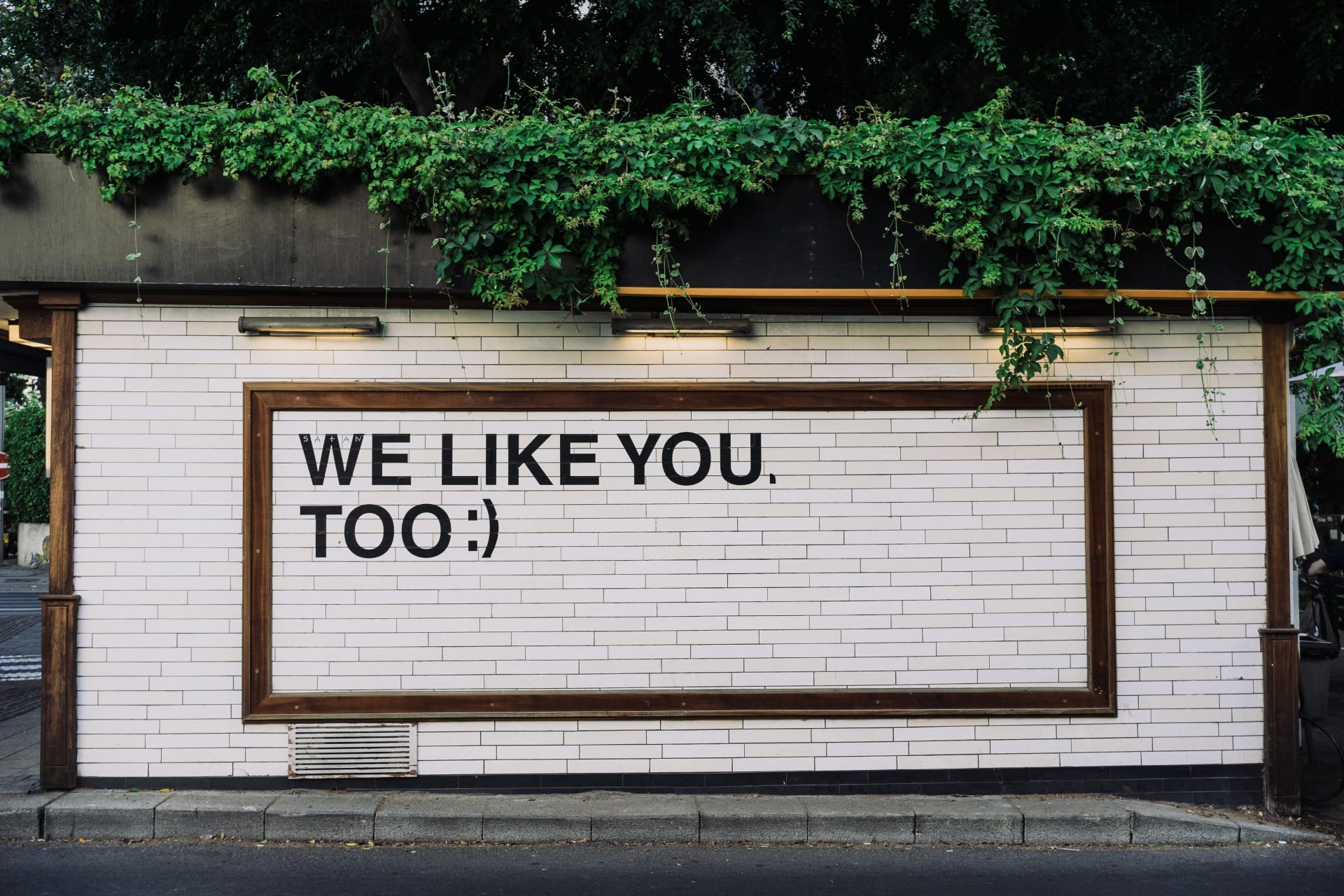 Foto van een muur met een tekst sprekend over ons recruitment proces