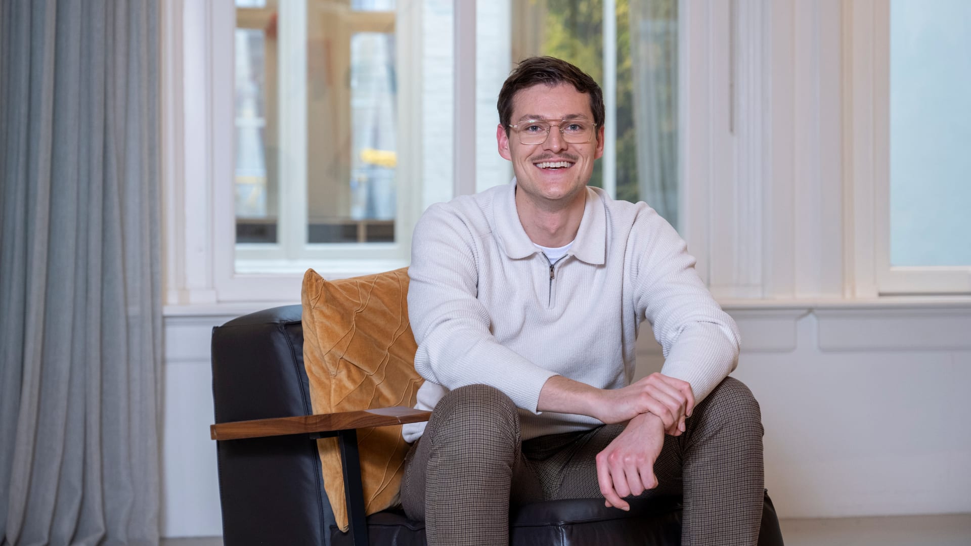 Foto van collega die vertelt over zijn opdrachten binnen digitale transformaties