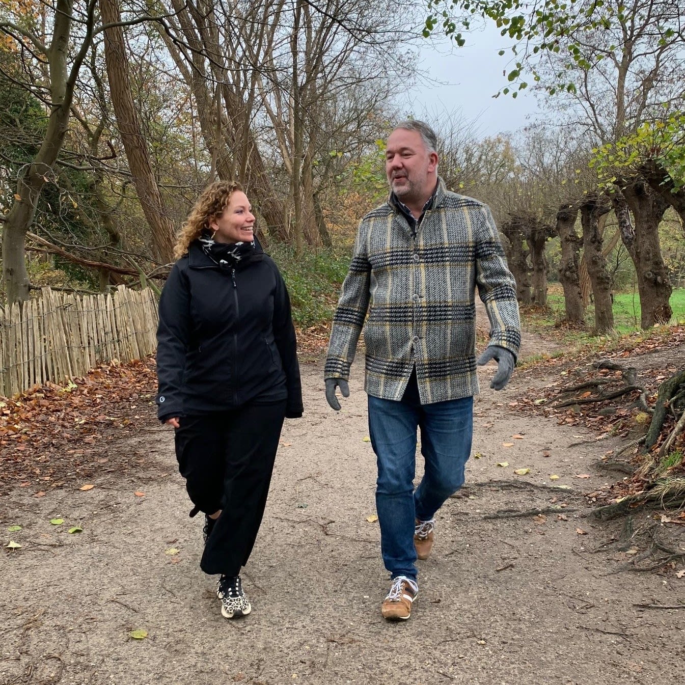 Ronald wandelt met collega in bos
