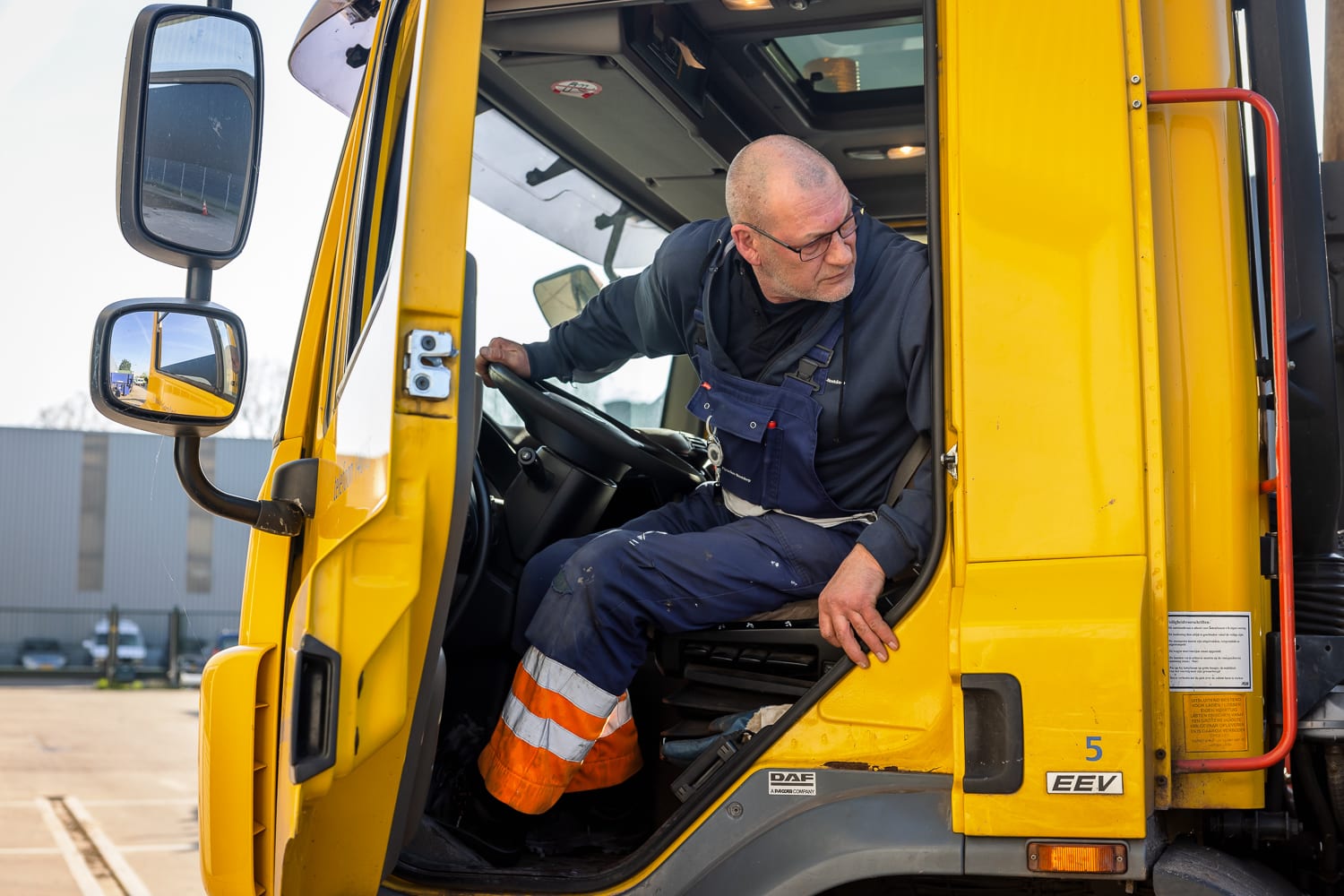 Collega in vrachtwagen kijkt achteruit