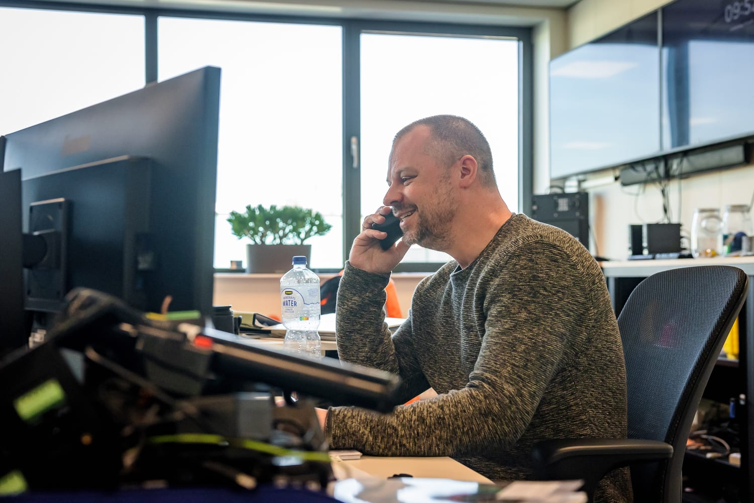 Collega bellend achter computerscherm