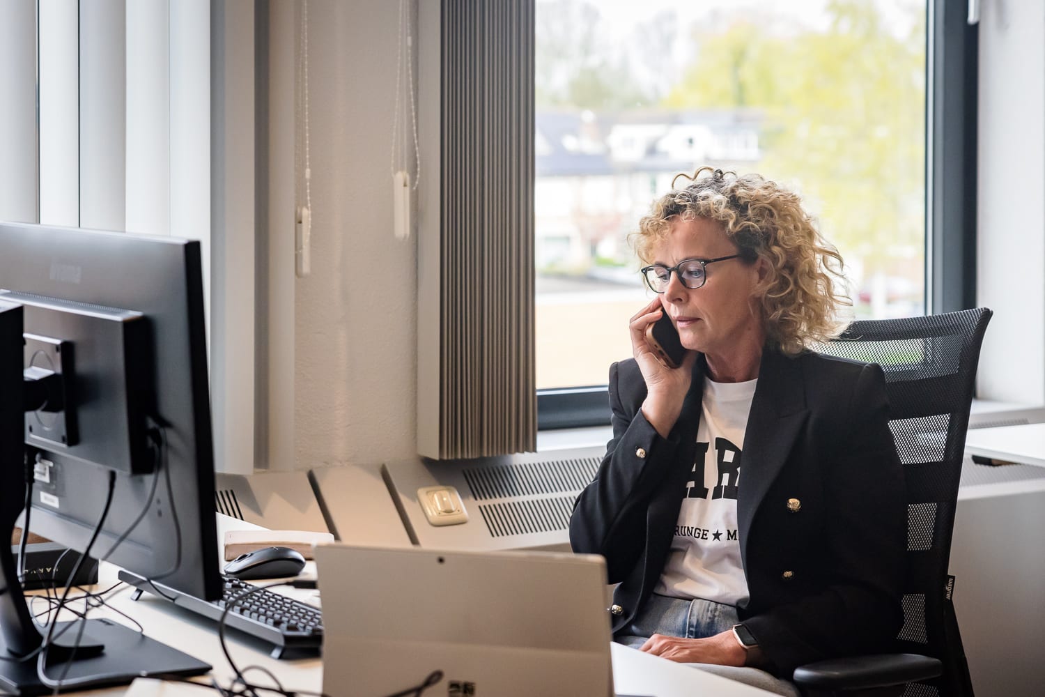 Collega bellend achter de computer