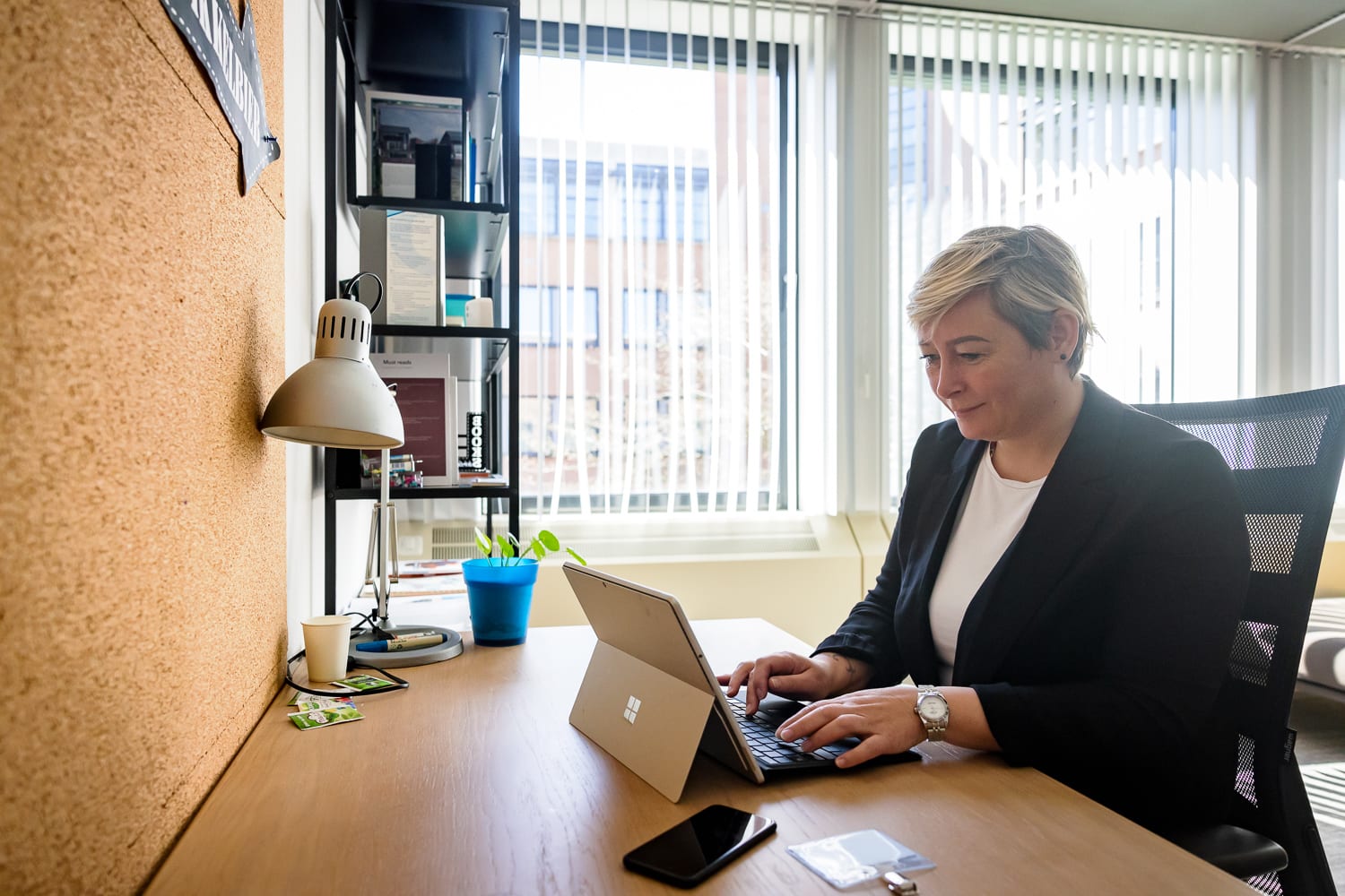 Collega achter computer