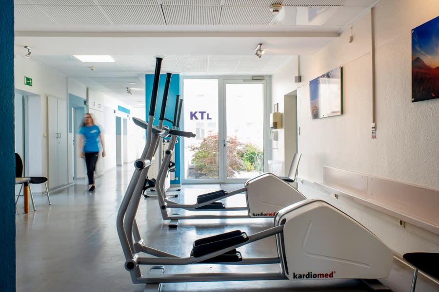 Kardiotrainingsraum mit Geräten zum Training