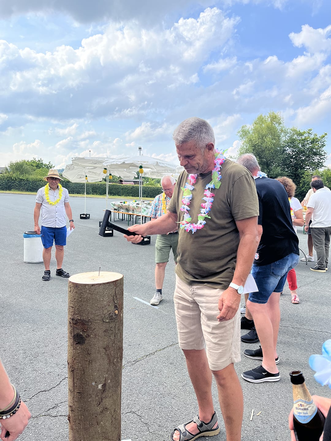 Walraven Sommerfest 2024 - ein weiterer Teilnehmer beim "Baumstammnageln"