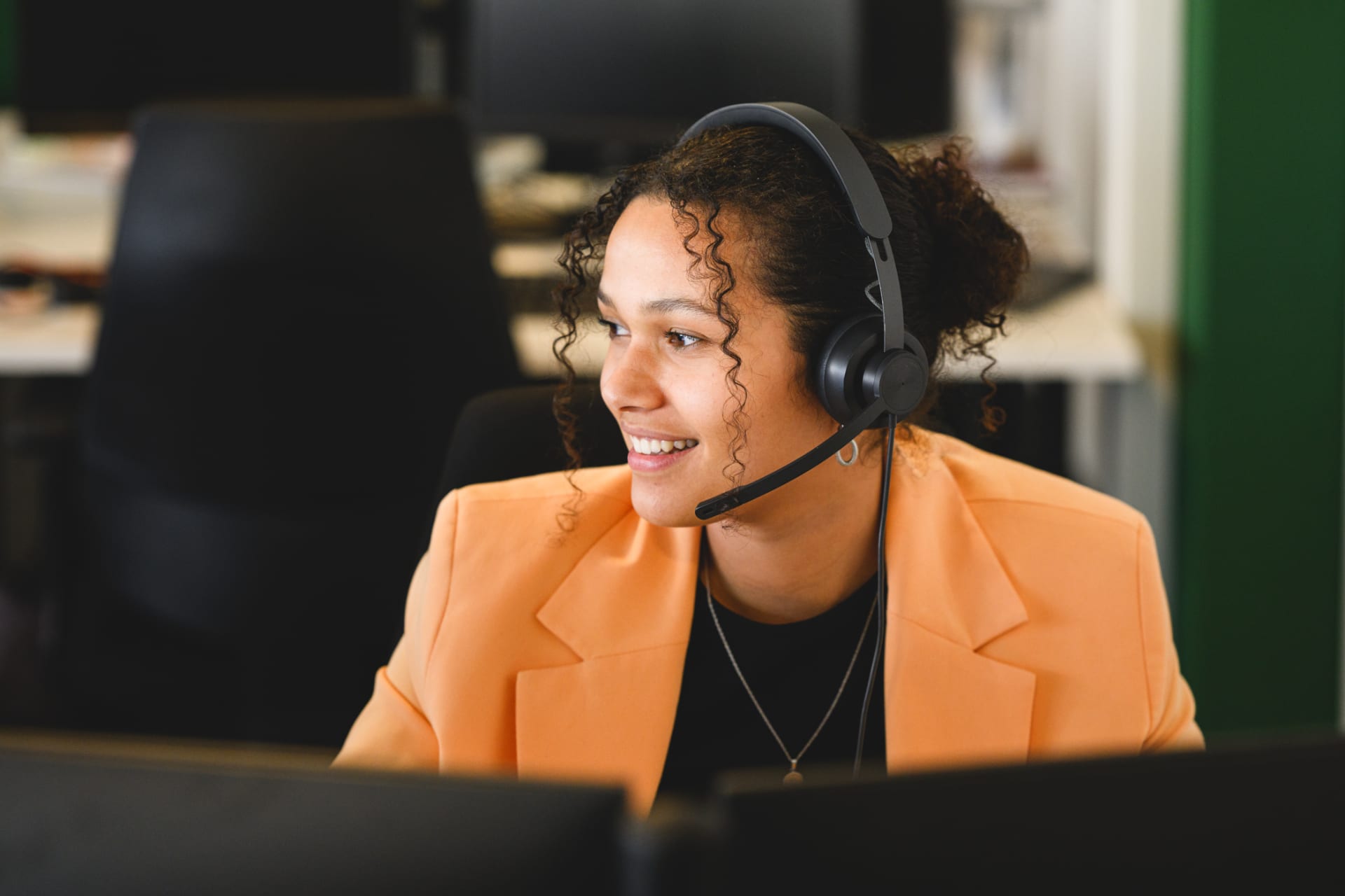 Jonge vrouw met headset op