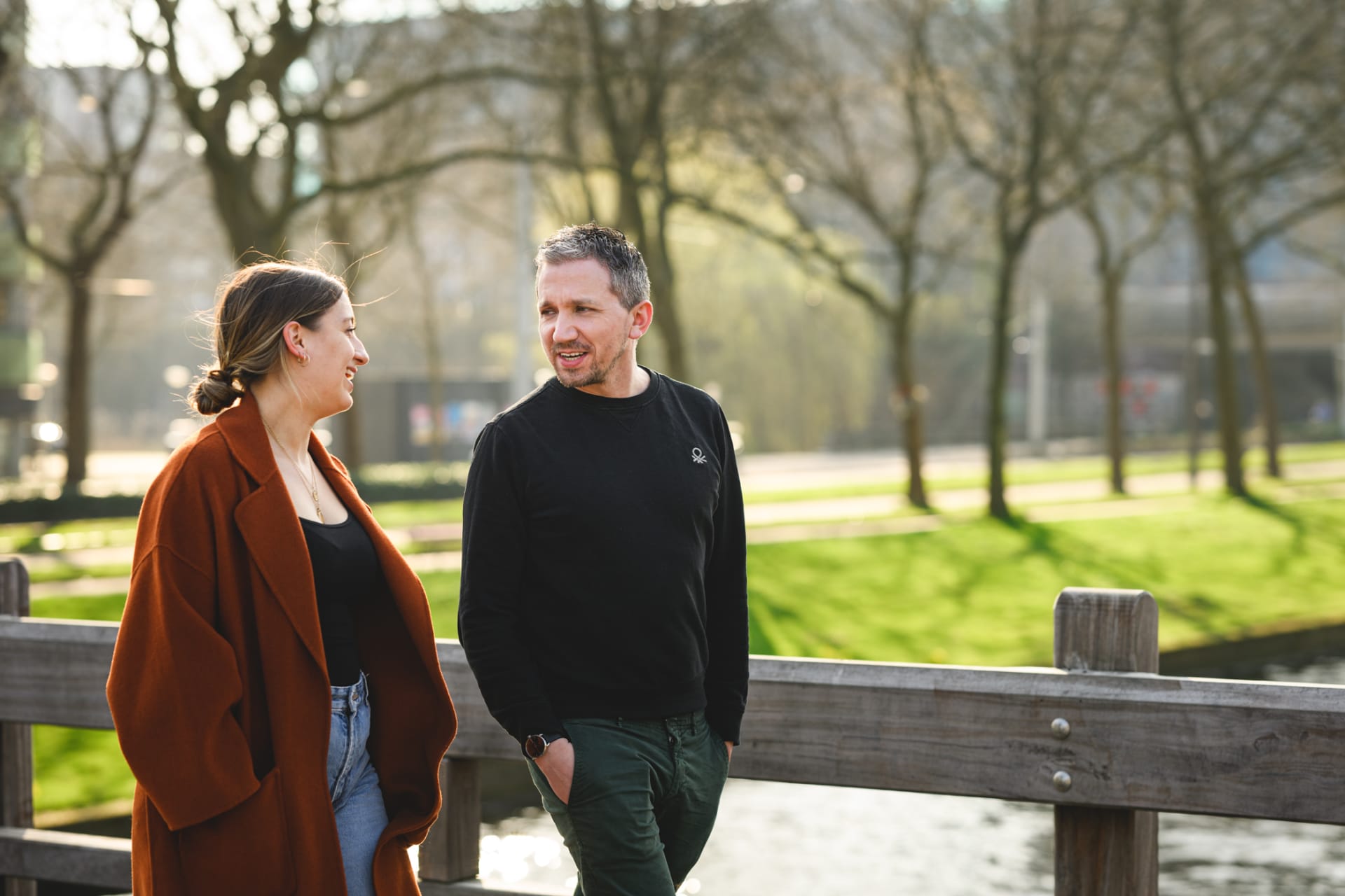 Foto van collega's die buiten overleggen