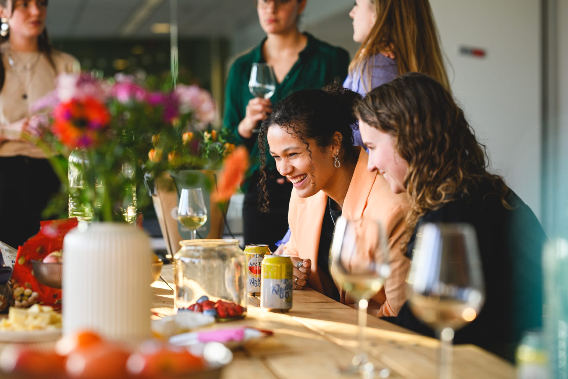 Foto van lachende collega's op vrijdagmiddagborrel