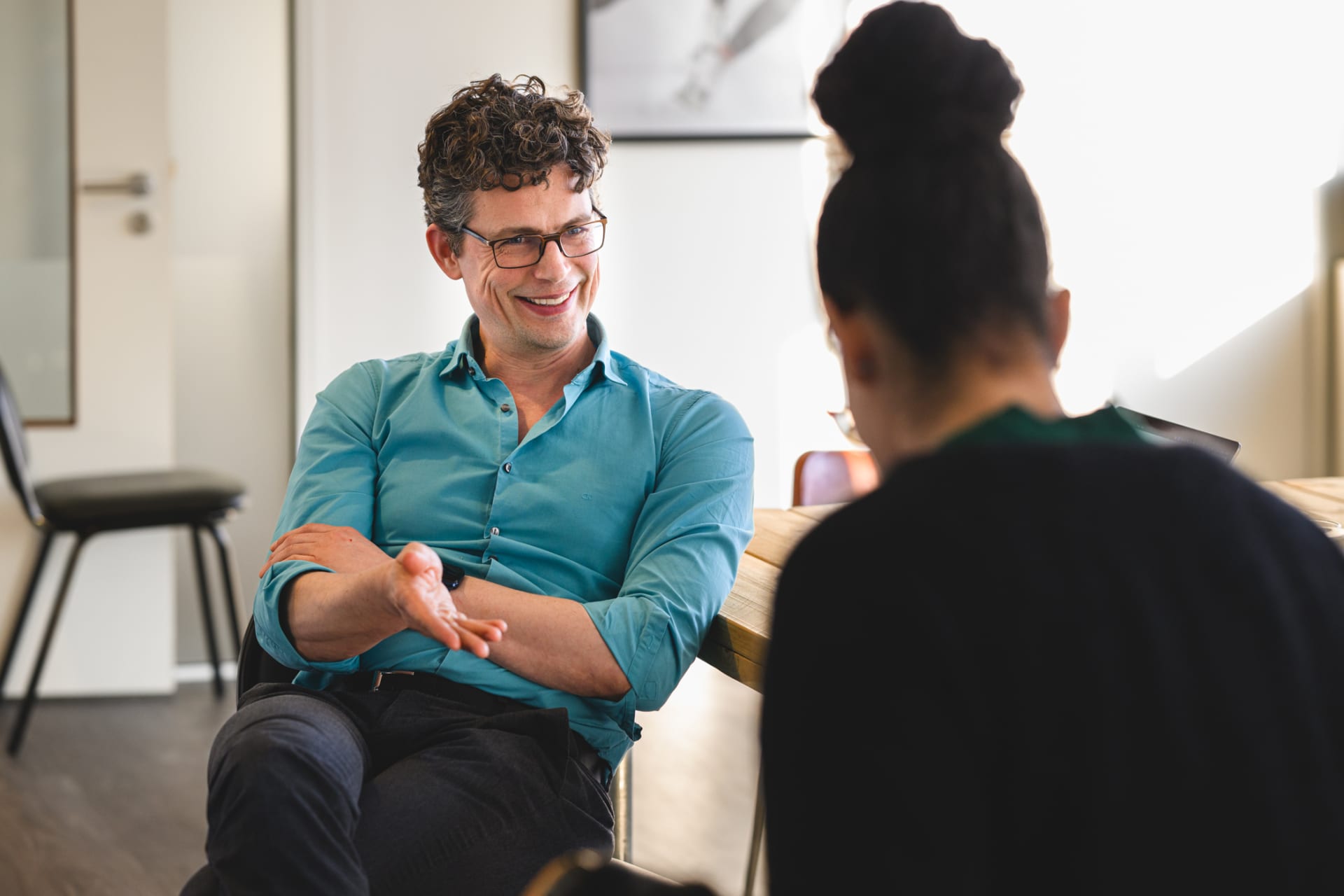 collega's lachend in overleg
