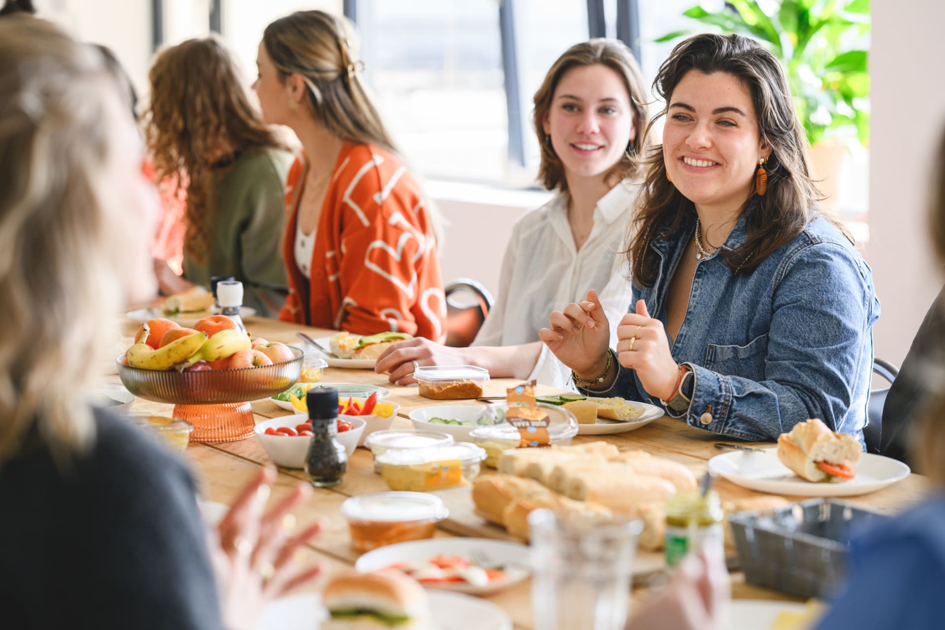 Foto van collega's aan de gezamenlijke lunchtafel