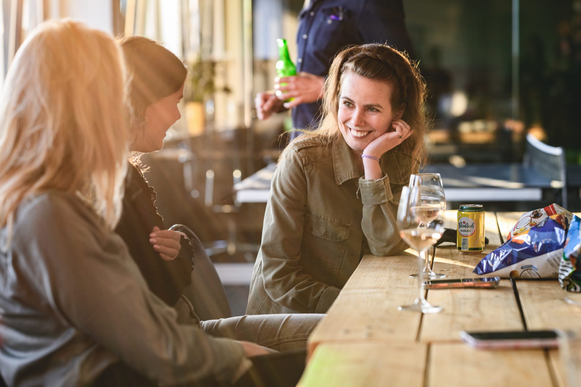 Foto lachende collega's tijdens een vrijdagmiddagborrel