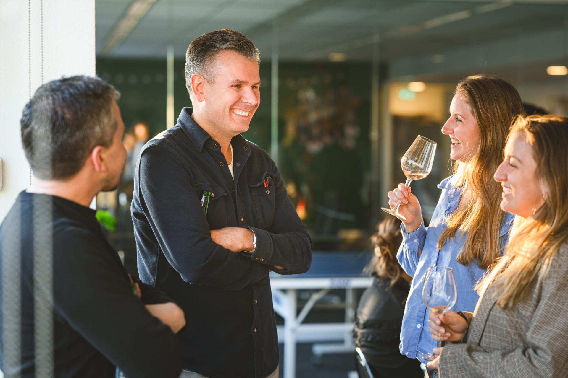 Foto van lachende collega's op de vrijdagmiddagborrel