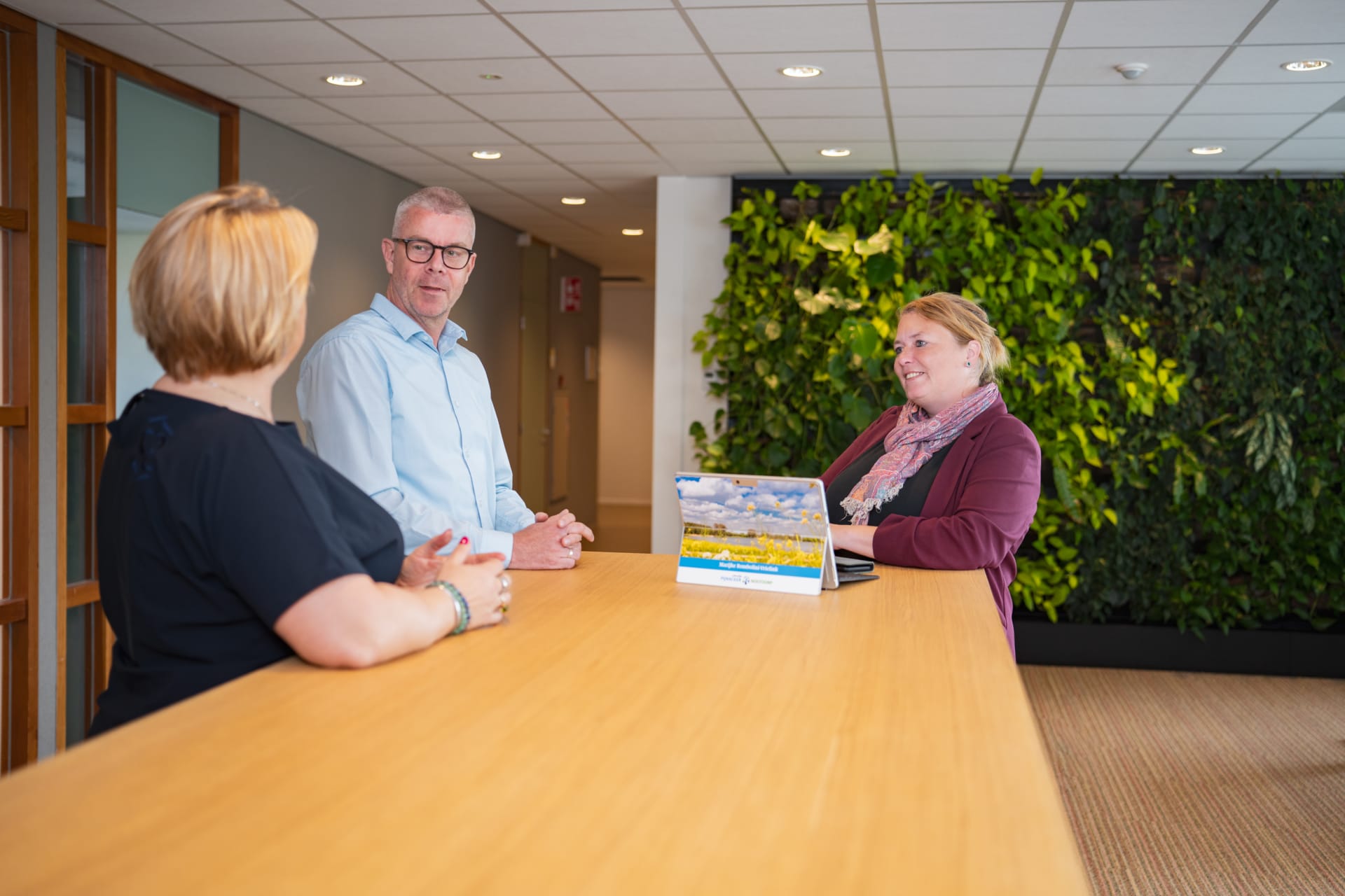 Collega's lopen de gemeente in