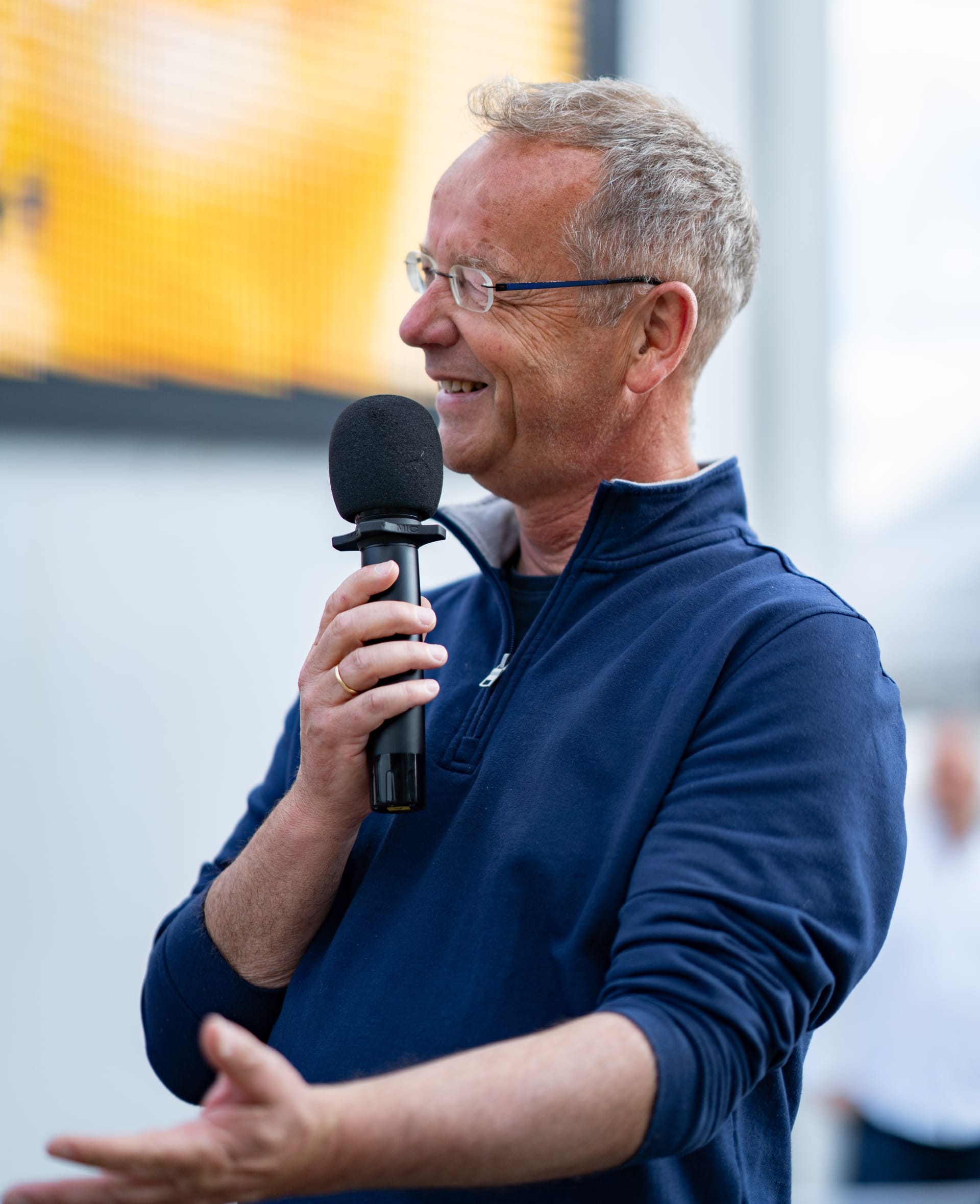 Bild des Geschäftsführers Richard Schmitz beim Halten einer Rede