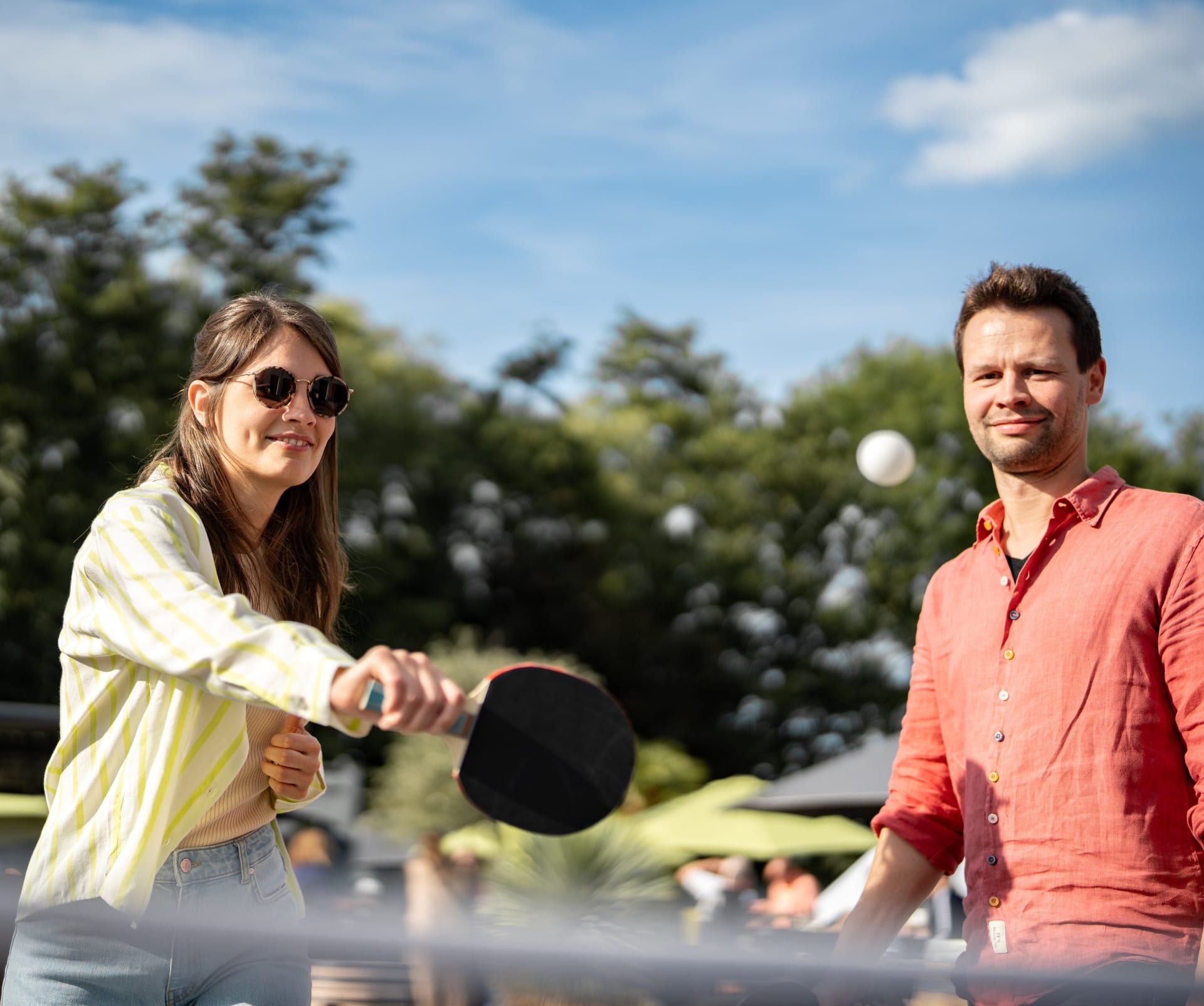 Zwei Mitarbeitende spielen Tischtennis.