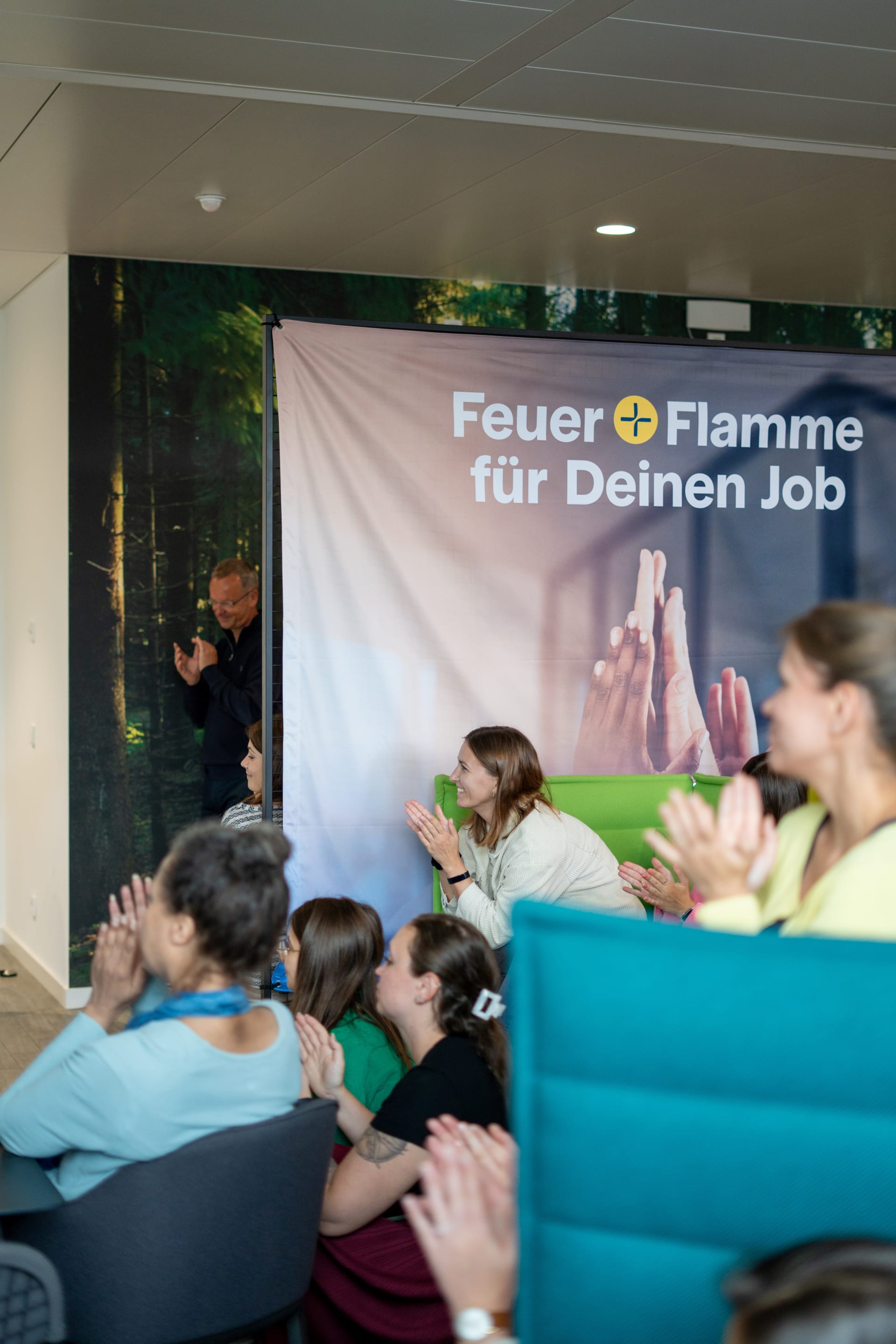 Eine Gruppe Zuhörender applaudiert nach einem Vortrag.