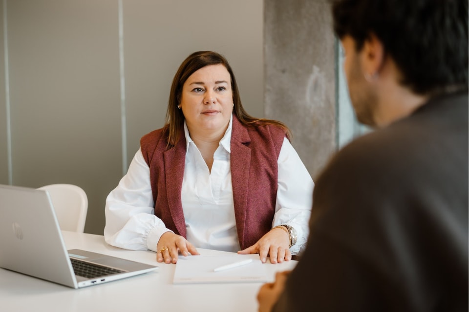 vrouw luistert gesprek