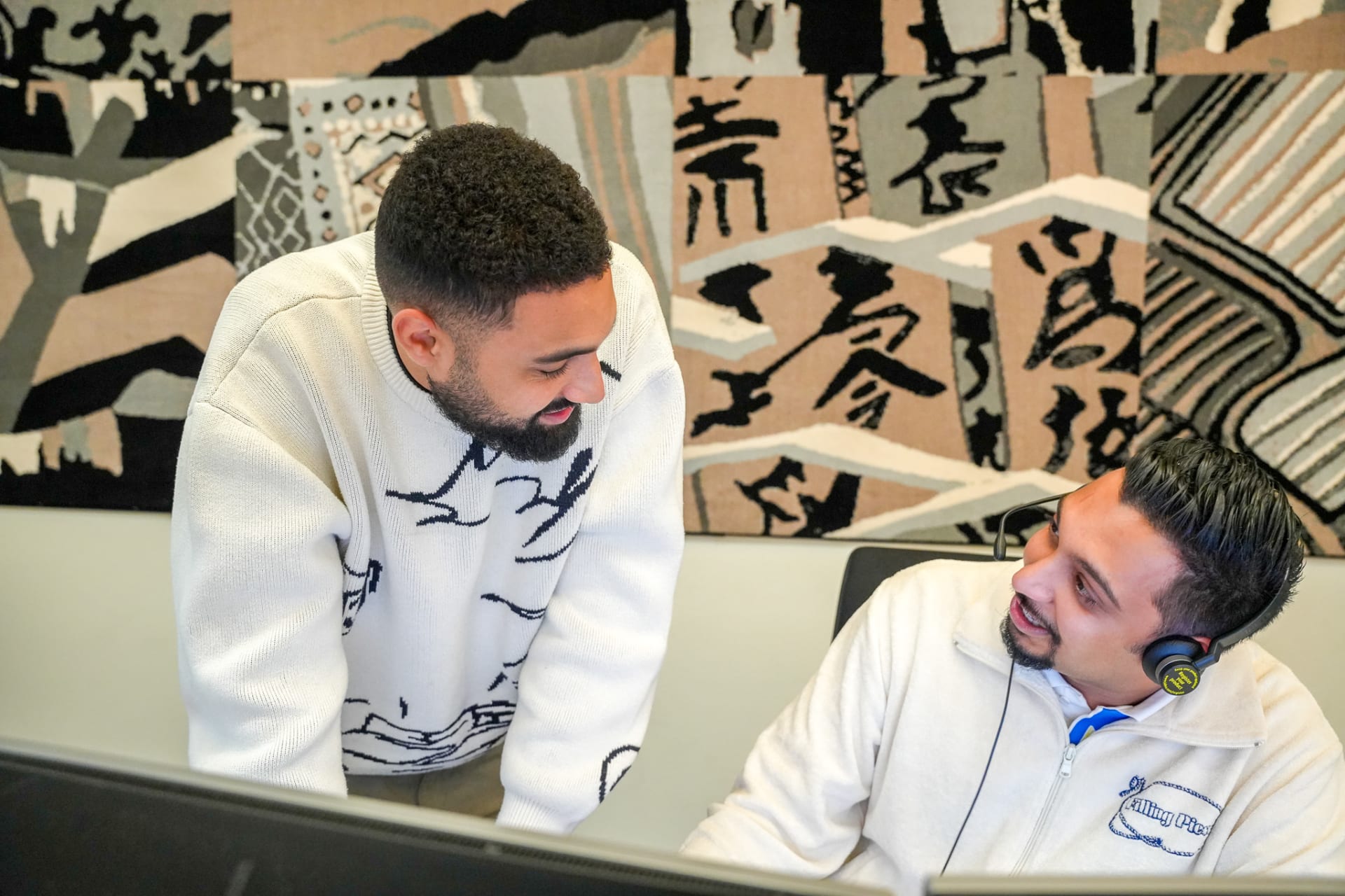 manager Klantenservice Farah in gesprek met collega Akshay