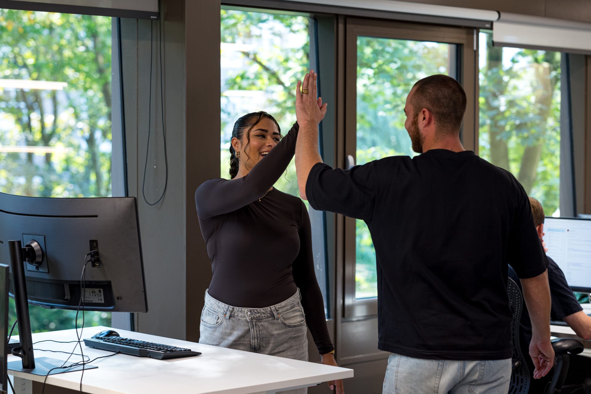 High five tussen 2 collega's 