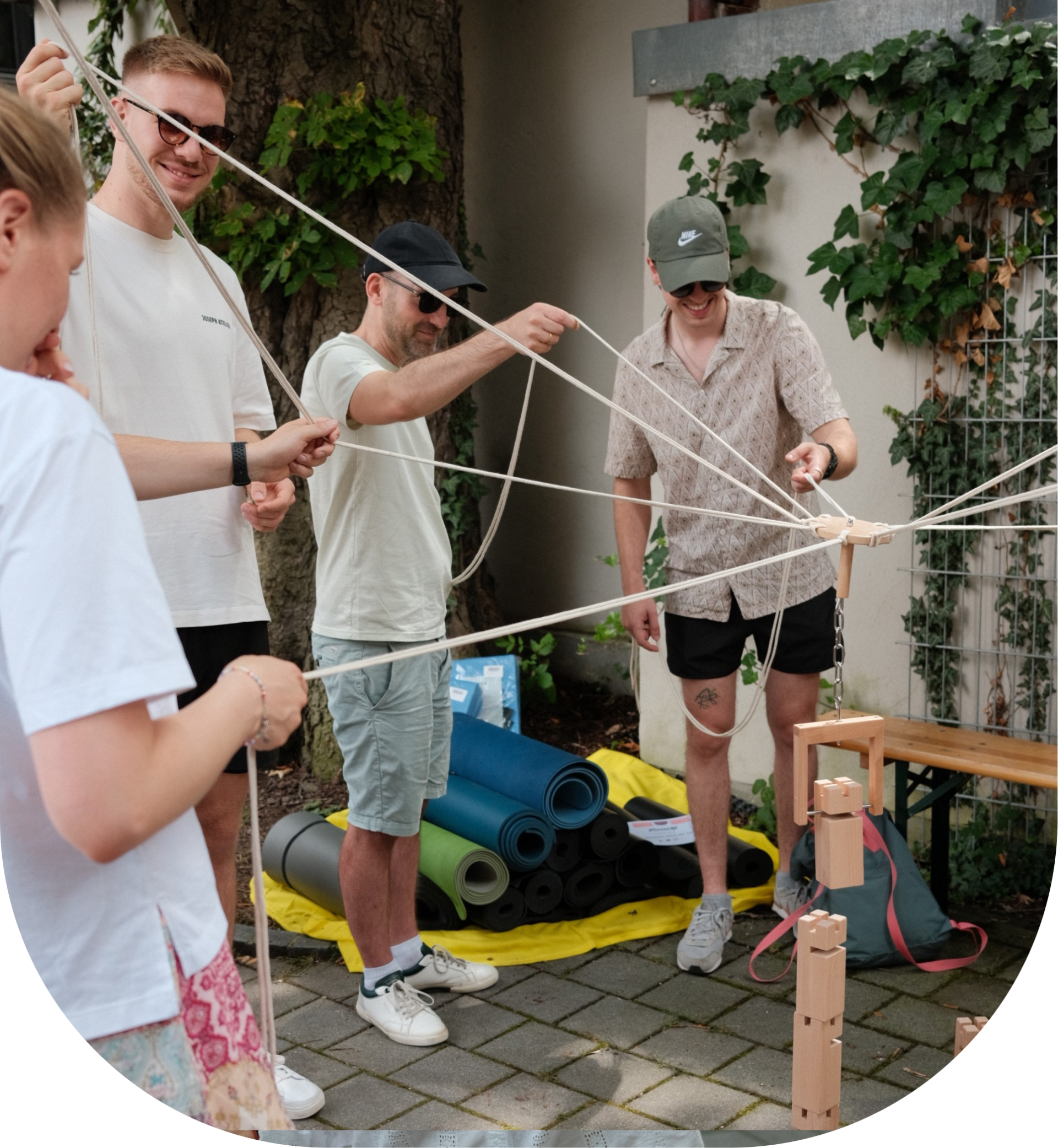 Mitarbeiter:innen spiele beim Teamevent ein Teamspiel