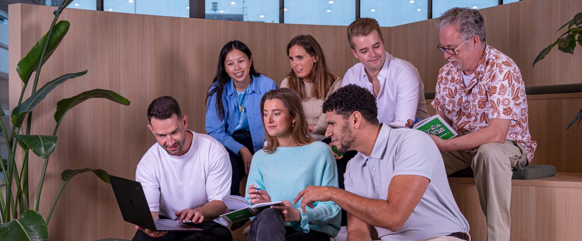 Groep collega's in een training op kantoor