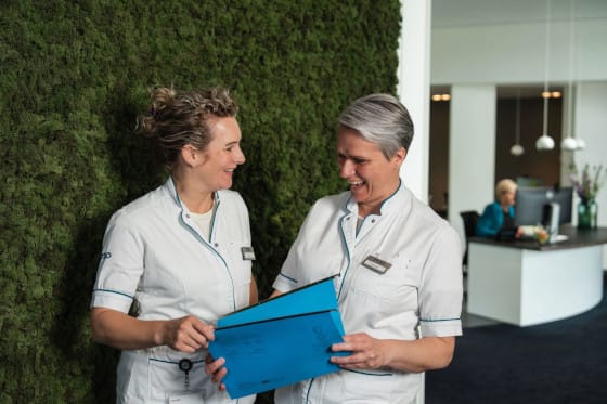 Collega's in de wachtruimte