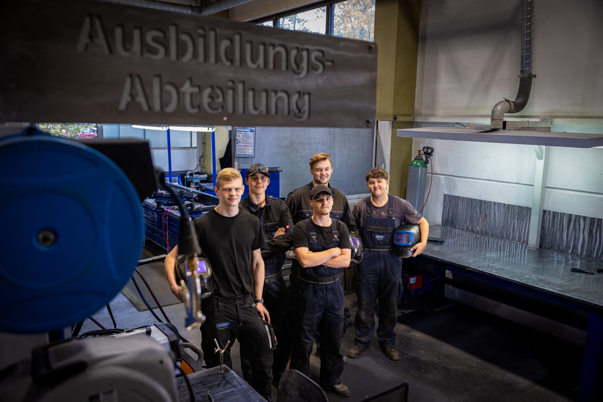 Zwei angehende Konstruktionsmechaniker haben Spaß bei der Arbeit