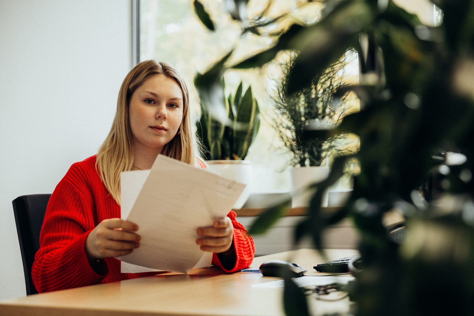 Herding Industriekaufleute arbeiten gemeinsam vor dem PC