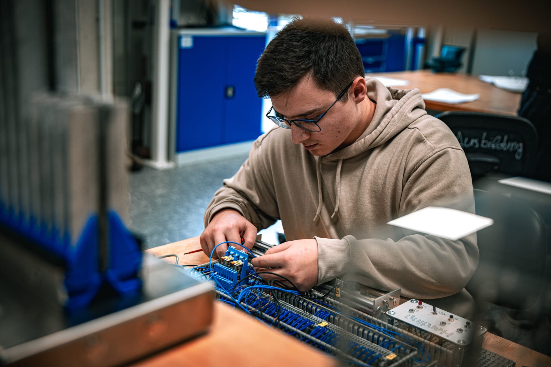 Zwei angehende Konstruktionsmechaniker haben Spaß bei der Arbeit