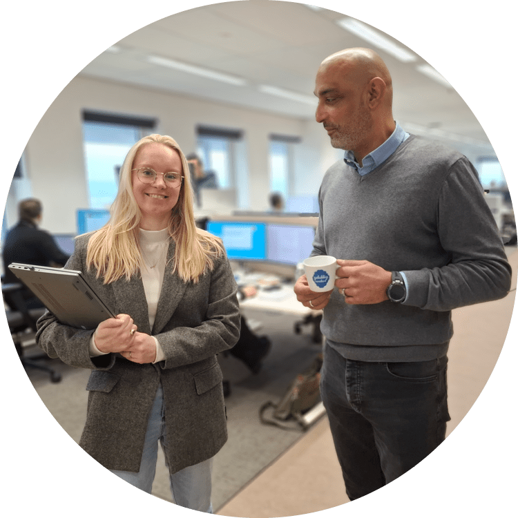 Twee collega's aan het overleggen