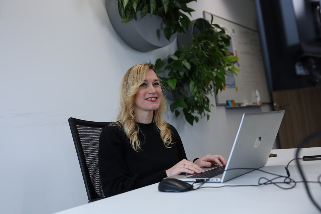Diane - recruiter achter laptop