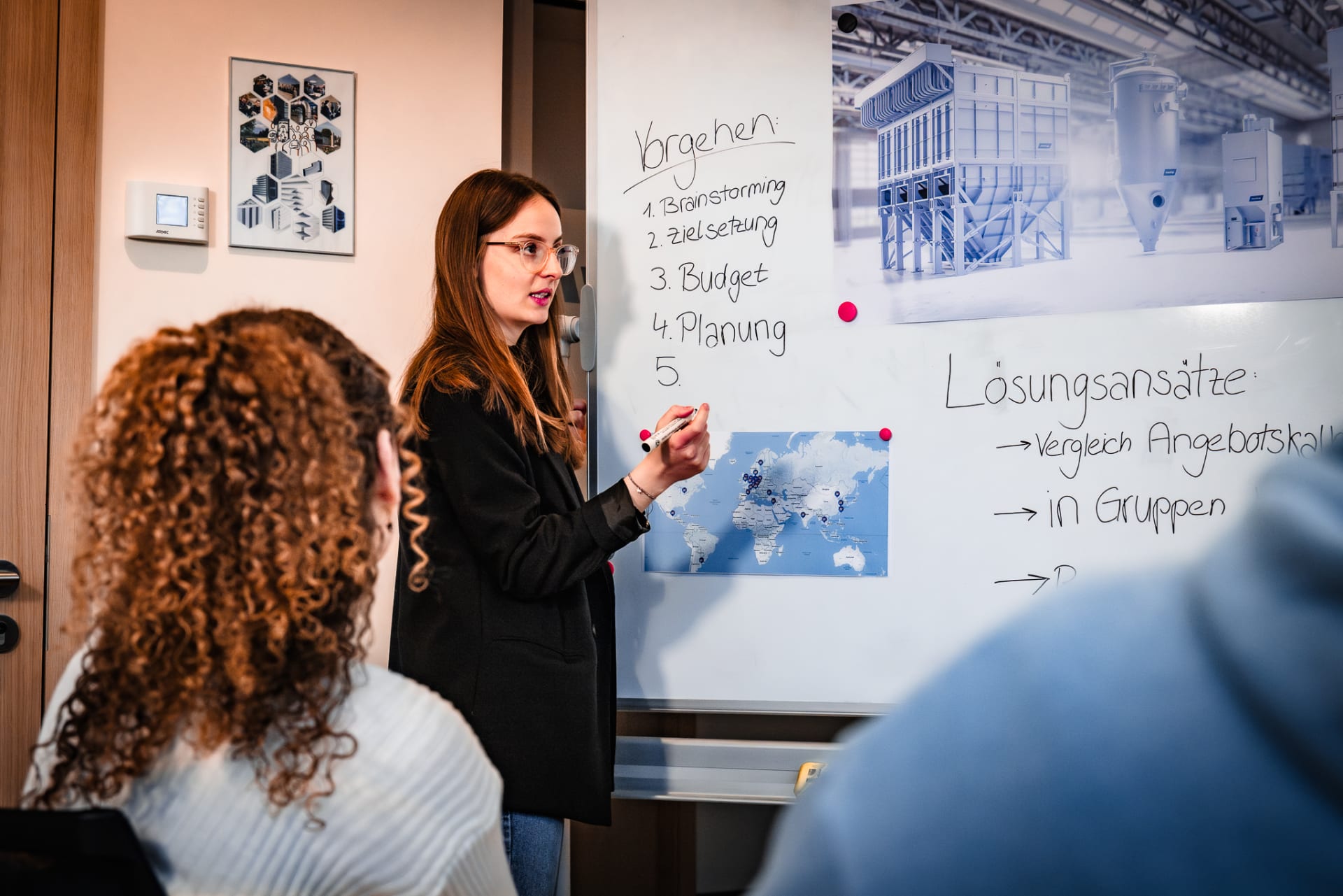 Internationales Technologiemanagement Student bei der Arbeit