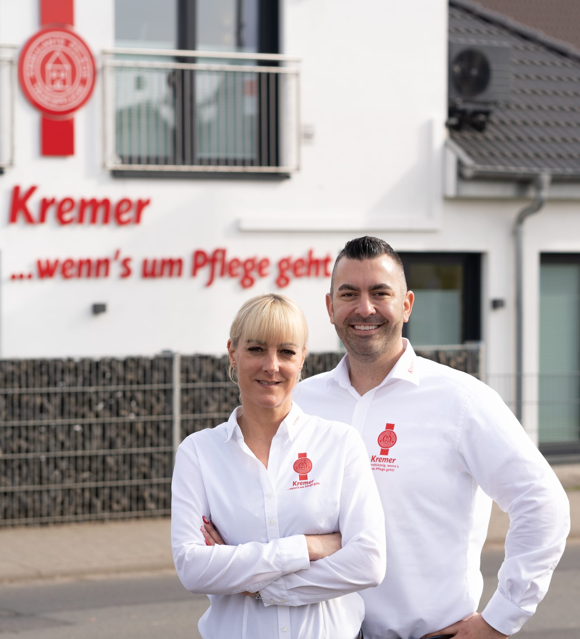 Geschäftsführung des Pflegedienst Kremer vor dem Hauptsitz – dein Arbeitgeber in der Pflege