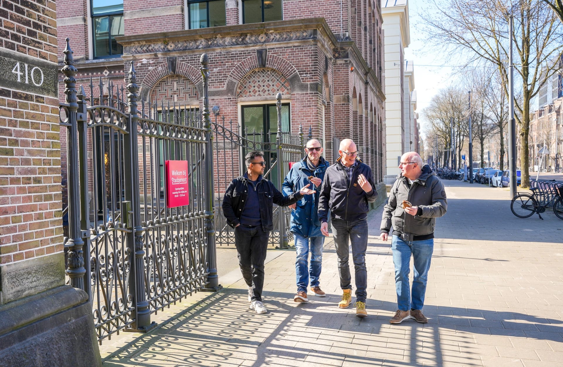 Maurice samen met collega's aan een lunchwandeling