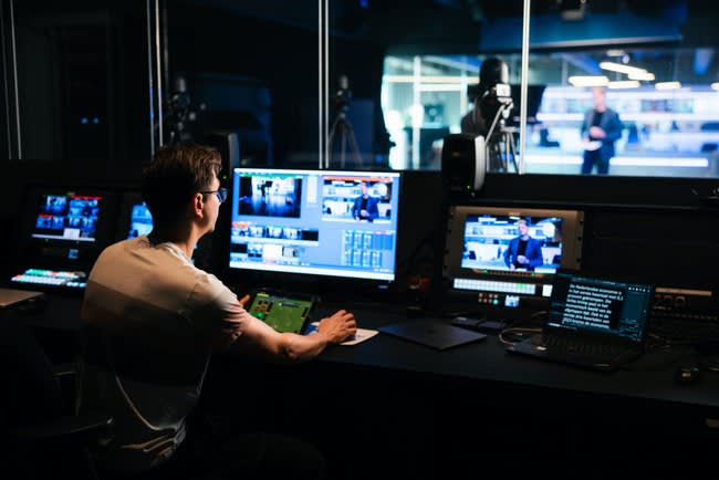 Collega werkt in de TV-studio van het CBS
